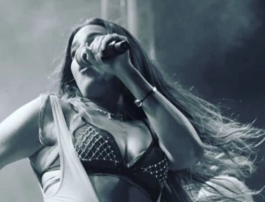 Κατερίνα Στικούδη: Αισθησιακή εμφάνιση στη Σπάρτη (βίντεο)